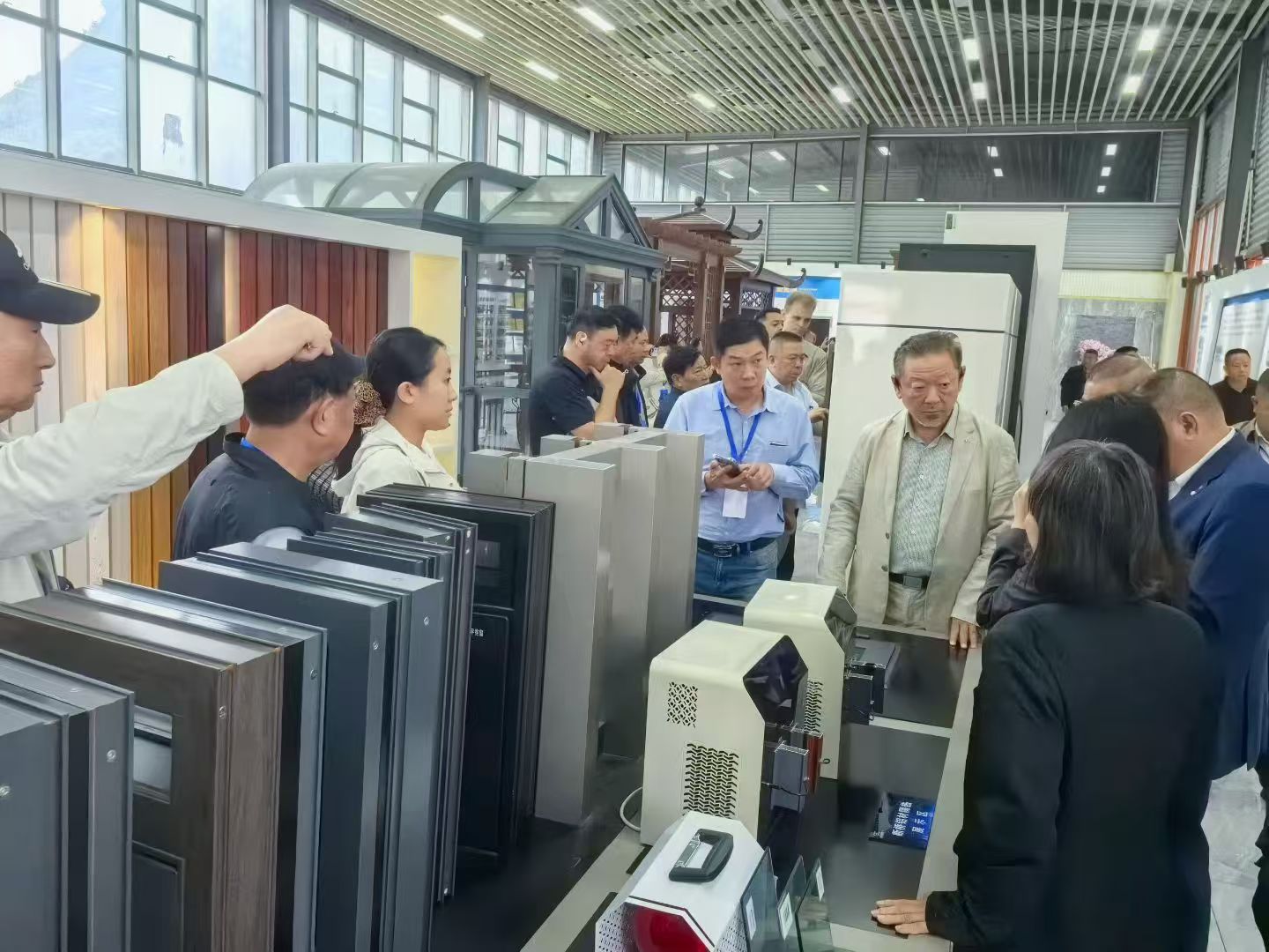 侨连五洲&middot;聚力贵州——10月15日，贵州省侨联党组书记，主席李立、贵州省侨联副主席杨黔生带队，200家海外侨胞企业家到贵州k8凯发(中国)天生赢家·一触即发考察指导